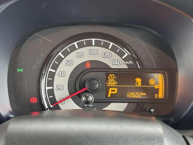 シンプルなメーターで視認性も良く必要な情報が一目で分かります。