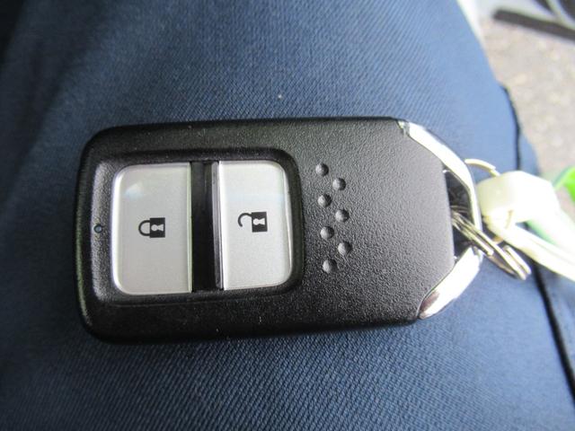 フィット e:HEVホーム 衝突被害軽減ブレーキ 白線逸脱警報 誤発進抑制 横滑り防止装置 パーキングセンサー 電動格納ドアミラー LEDヘッドライト ハーフレザーシート 地デジ ナビ DVD Bluetooth バックカメラ(50枚目)