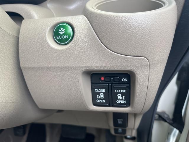 両側電動スライドドア！！荷物で手が塞がるなど簡単にドアの開閉が出来ます！何より力いらずで開閉ＯＫ！女性やお年寄りにも優しい。電動機能はＯＦＦにもできますから元気なお子様の駆け出しも安心！