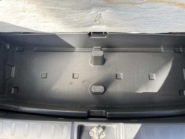 アルトラパン Ｘ　純正ＣＤオーディオ　ベンチシート　プッシュスタート　スマートキー２個　電動格納ミラー　ライトレベライザー　取説　ウィンカーミラー　ホワイトルーフ　サイドスカート　純正アルミ（8枚目）