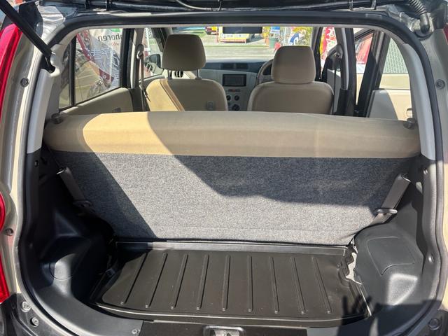 ミラ Ｘスペシャル　５速ＭＴマニュアル車　社外ＳＤナビ　Ｂｌｕｅｔｏｏｔｈオーディオ　手動サイドミラー　ライトレベライザー　キーレスキー　取説　車外アルミ　新品タイヤ４本交換済　ローダウン　社外エアクリーナー（4枚目）