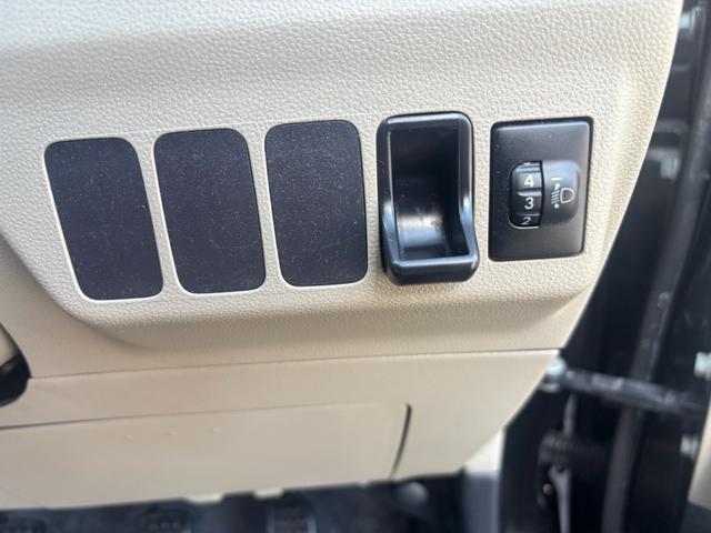 ミラ Ｘスペシャル　５速ＭＴマニュアル車　社外ＳＤナビ　Ｂｌｕｅｔｏｏｔｈオーディオ　手動サイドミラー　ライトレベライザー　キーレスキー　取説　車外アルミ　新品タイヤ４本交換済　ローダウン　社外エアクリーナー（12枚目）