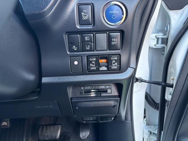 エスクァイア ハイブリッドＧｉ　Ｂｌｕｅｔｏｏｔｈ・後席モニター・両側パワースライドドア・バックカメラ・ＴＶ・フルフラット・ウォークスルー・シートヒーター・キーレスエントリー・スマートキー・オートライト・オートマチックハイビーム（3枚目）