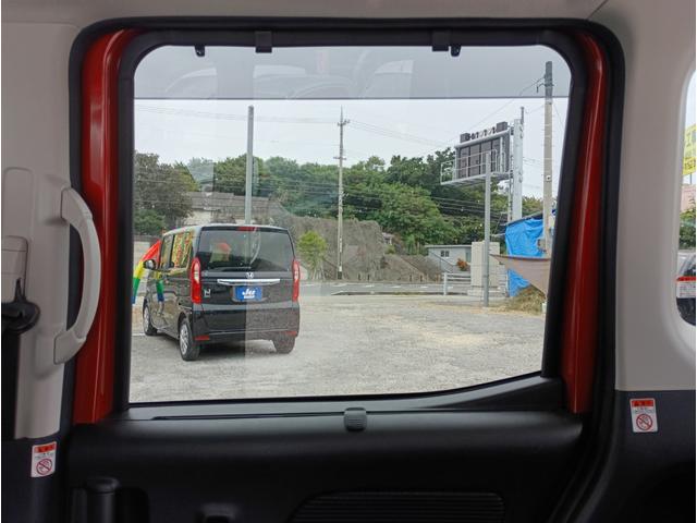 リヤドアへサンシェード付。