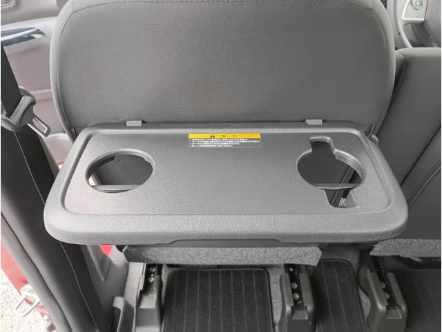 シートバックテーブル付で後部席も快適♪