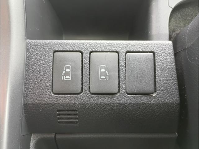 両側電動スライドドア装備。