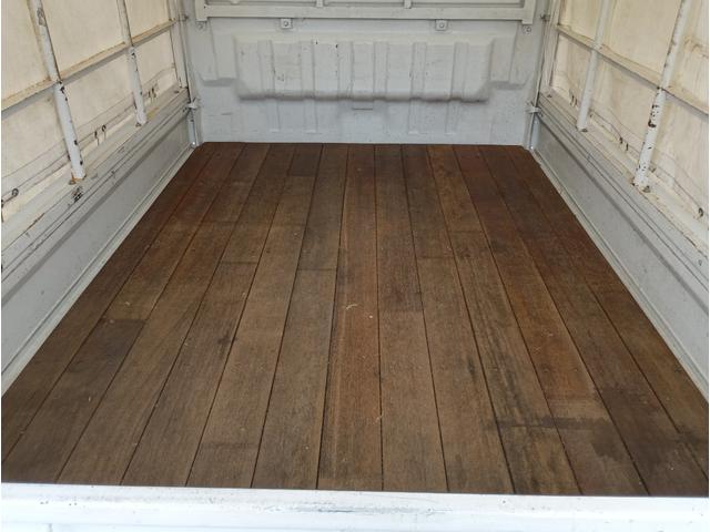 荷台へ板が敷かれています。