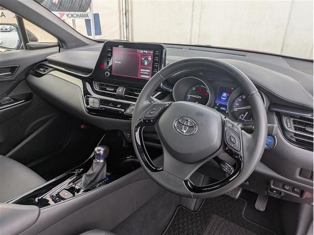 体を包み込むような座り心地で運転をサポートします。
