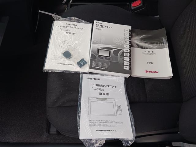 ヴォクシー ハイブリッドＶ　フルセグ　メモリーナビ　ＤＶＤ再生　ミュージックプレイヤー接続可　後席モニター　バックカメラ　衝突被害軽減システム　ＥＴＣ　ドラレコ　電動スライドドア　ＬＥＤヘッドランプ　乗車定員７人　３列シート（15枚目）