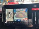 【全方位型モニター】クルマを上空から見下ろしているかのように、直感的に周囲の状況を把握できる全方位型モニター。狭い場所での駐車でも周囲が映像で確認できます。