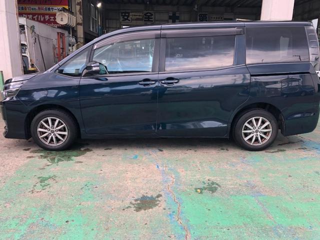 ヴォクシー Ｘ　８人乗り　純正ナビ　バックカメラ　フリップダウンモニター　両側パワースライドドア（8枚目）
