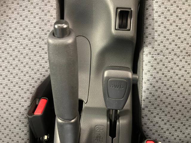 キャリイトラック ＫＣエアコン・パワステ農繁仕様　パートタイム４ＷＤ　キーレスエントリー　パワーウィンドー　リーフスプリング４枚　禁煙車　アイドルストップ　Ｗエアバッグ　オートライト　ＡＣ　ＰＳ　ＡＢＳ（21枚目）