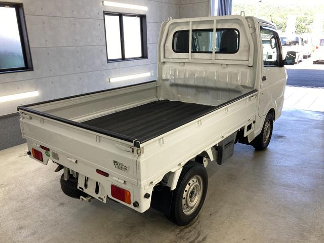 キャリイトラック ＫＣエアコン・パワステ　パートタイム４ＷＤ　パワステ　エアコン　運転席エアバック　ＥＴＣ　ヘッドライトレベライザー　マニュアル５速　バイザー　フロアマット　荷台マット　ゲートチェーン　ゲートプロテクター（6枚目）