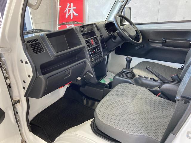 キャリイトラック ＫＣエアコン・パワステ　パートタイム４ＷＤ　パワステ　エアコン　運転席エアバック　ＥＴＣ　ヘッドライトレベライザー　マニュアル５速　バイザー　フロアマット　荷台マット　ゲートチェーン　ゲートプロテクター（17枚目）