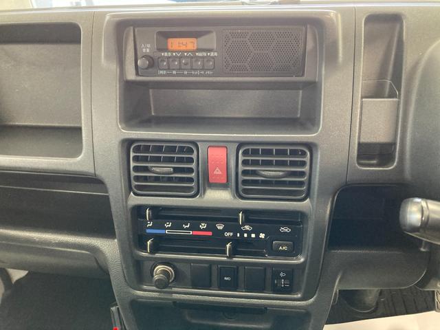 キャリイトラック ＫＣエアコン・パワステ　パートタイム４ＷＤ　パワステ　エアコン　運転席エアバック　ＥＴＣ　ヘッドライトレベライザー　マニュアル５速　バイザー　フロアマット　荷台マット　ゲートチェーン　ゲートプロテクター（18枚目）