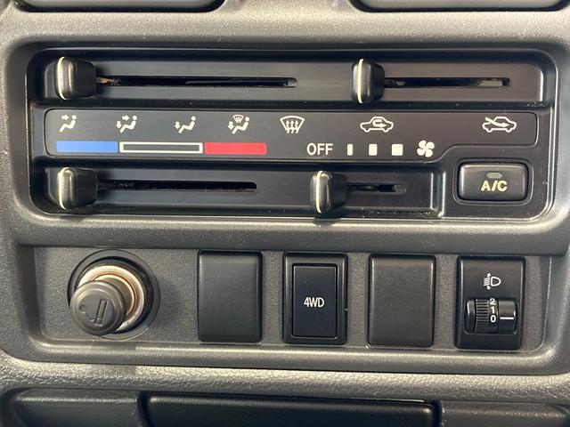 キャリイトラック ＫＣエアコン・パワステ　パートタイム４ＷＤ　パワステ　エアコン　運転席エアバック　ＥＴＣ　ヘッドライトレベライザー　マニュアル５速　バイザー　フロアマット　荷台マット　ゲートチェーン　ゲートプロテクター（20枚目）