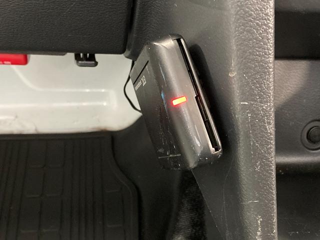 キャリイトラック ＫＣエアコン・パワステ　パートタイム４ＷＤ　パワステ　エアコン　運転席エアバック　ＥＴＣ　ヘッドライトレベライザー　マニュアル５速　バイザー　フロアマット　荷台マット　ゲートチェーン　ゲートプロテクター（21枚目）