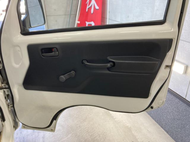 キャリイトラック ＫＣエアコン・パワステ　パートタイム４ＷＤ　パワステ　エアコン　運転席エアバック　ＥＴＣ　ヘッドライトレベライザー　マニュアル５速　バイザー　フロアマット　荷台マット　ゲートチェーン　ゲートプロテクター（24枚目）