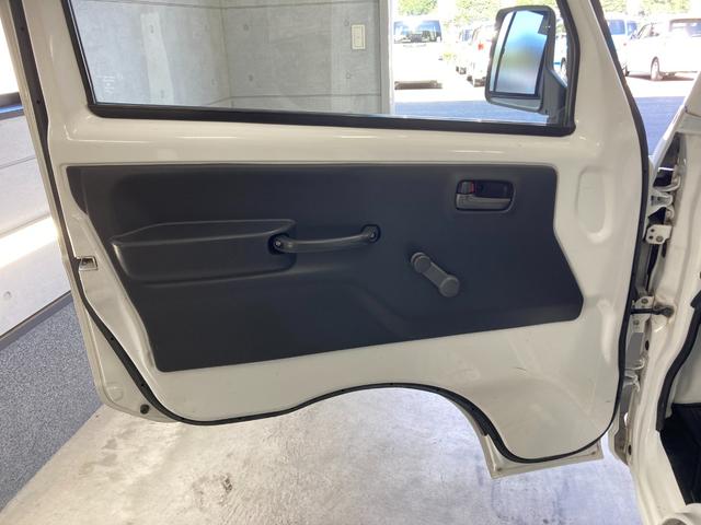 キャリイトラック ＫＣエアコン・パワステ　パートタイム４ＷＤ　パワステ　エアコン　運転席エアバック　ＥＴＣ　ヘッドライトレベライザー　マニュアル５速　バイザー　フロアマット　荷台マット　ゲートチェーン　ゲートプロテクター（25枚目）