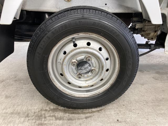 キャリイトラック ＫＣエアコン・パワステ　パートタイム４ＷＤ　パワステ　エアコン　運転席エアバック　ＥＴＣ　ヘッドライトレベライザー　マニュアル５速　バイザー　フロアマット　荷台マット　ゲートチェーン　ゲートプロテクター（27枚目）