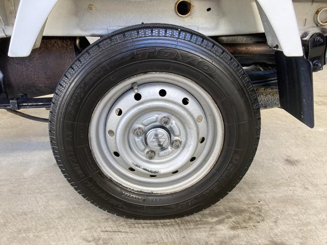 キャリイトラック ＫＣエアコン・パワステ　パートタイム４ＷＤ　パワステ　エアコン　運転席エアバック　ＥＴＣ　ヘッドライトレベライザー　マニュアル５速　バイザー　フロアマット　荷台マット　ゲートチェーン　ゲートプロテクター（28枚目）