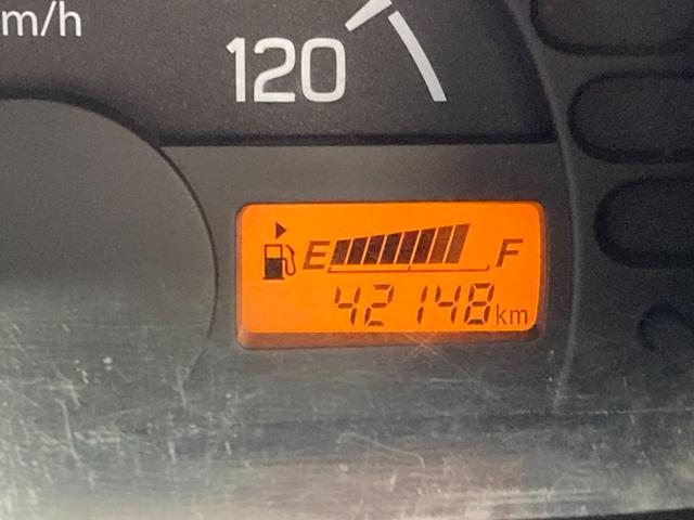 キャリイトラック ＫＣエアコン・パワステ　パートタイム４ＷＤ　パワステ　エアコン　運転席エアバック　ＥＴＣ　ヘッドライトレベライザー　マニュアル５速　バイザー　フロアマット　荷台マット　ゲートチェーン　ゲートプロテクター（30枚目）