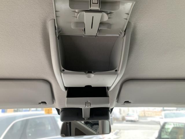 天井の装備と、後ろを見渡すために欠かせない【ルームミラー】。