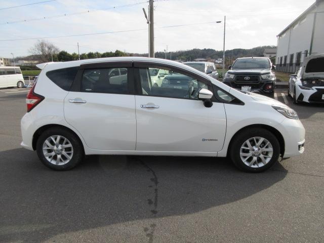 ノート ｅ－パワー　メダリスト　純正ナビ　インテリアラモ二＋スマートルームミラー　踏み間違え防止　フロント＆バックソナー付　ハーフレザーシート（2枚目）