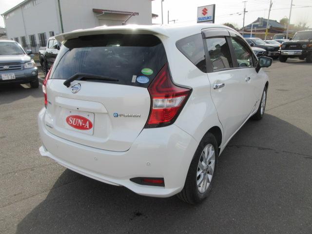 ノート ｅ－パワー　メダリスト　純正ナビ　インテリアラモ二＋スマートルームミラー　踏み間違え防止　フロント＆バックソナー付　ハーフレザーシート（4枚目）