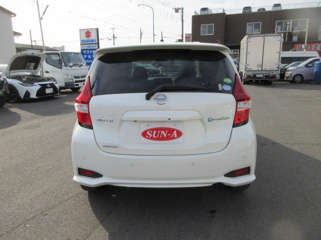 ノート ｅ－パワー　メダリスト　純正ナビ　インテリアラモ二＋スマートルームミラー　踏み間違え防止　フロント＆バックソナー付　ハーフレザーシート（5枚目）