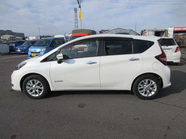 ノート ｅ－パワー　メダリスト　純正ナビ　インテリアラモ二＋スマートルームミラー　踏み間違え防止　フロント＆バックソナー付　ハーフレザーシート（8枚目）