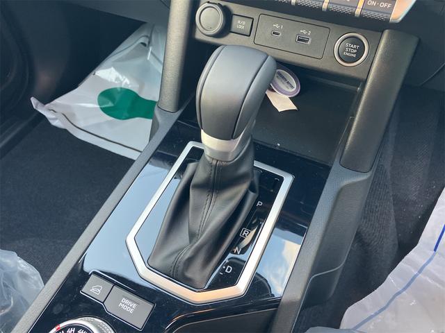 トライトン ＧＳＲ　４ＷＤ　ナビ　全方位カメラ　ＥＴＣ　パワーシート　スマートキー　シートヒーター　オートクルーズコントロール　登録済未使用車（13枚目）