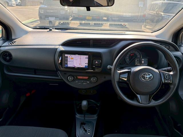 ヴィッツ ハイブリッドＦ　ナビ　バックカメラ　ＥＴＣ　スマートキー（2枚目）