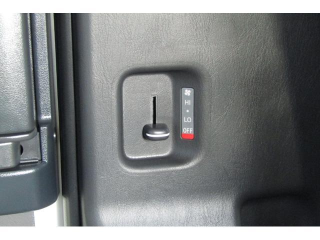 ハイエースバン ロングDX GLパッケージ 積載量1250kg LEDヘッドランプ LEDフォグランプ 純正15インチアルミホイール デジタルインナーミラー バックカメラ リヤクーラー・ヒーター スライドドアイージークローザー(22枚目)