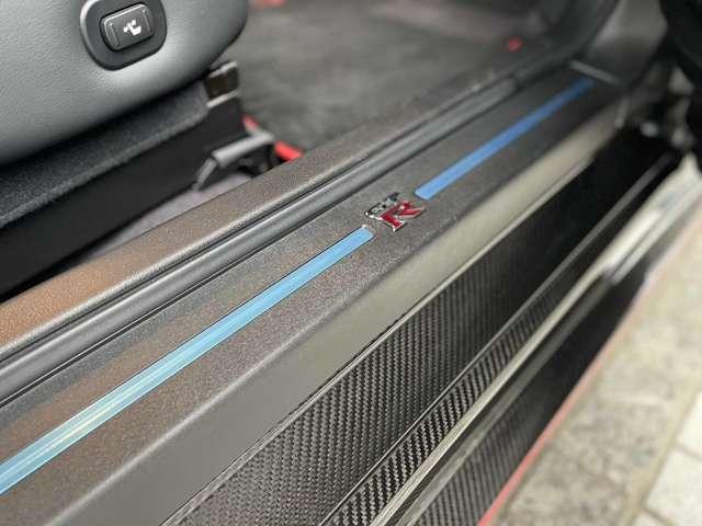 ＧＴ－Ｒ ニスモ　特別塗装色ダークマッドグレー　カーボンエアロ　レカロハーフレザーバケットシート　純正２０ＡＷレイズ製鍛造ホイール　ＢＯＳＥサラウンドシステム　純正ナビ　地デジ　Ｂカメラ　ガレージ保管（18枚目）