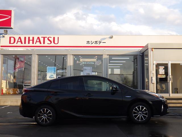 プリウス Ｓセーフティプラス　横滑り防止装置　エアバッグ　フルタイム４ＷＤ　ＡＢＳ　キーレスエントリー　オートハイビーム　オートエアコン　クルコン　盗難防止装置　スマ－トキ－　パワーステアリング　オートライト　パークアシスト（4枚目）