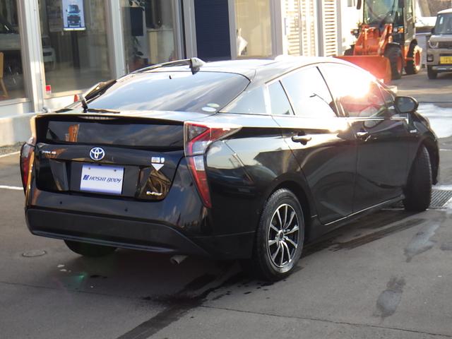 プリウス Ｓセーフティプラス　横滑り防止装置　エアバッグ　フルタイム４ＷＤ　ＡＢＳ　キーレスエントリー　オートハイビーム　オートエアコン　クルコン　盗難防止装置　スマ－トキ－　パワーステアリング　オートライト　パークアシスト（5枚目）