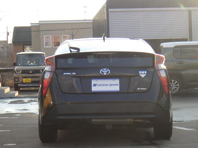 プリウス Ｓセーフティプラス　横滑り防止装置　エアバッグ　フルタイム４ＷＤ　ＡＢＳ　キーレスエントリー　オートハイビーム　オートエアコン　クルコン　盗難防止装置　スマ－トキ－　パワーステアリング　オートライト　パークアシスト（6枚目）