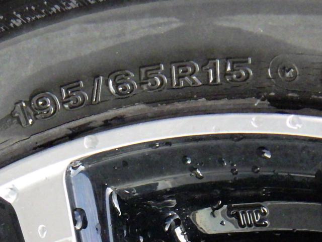 プリウス Ｓセーフティプラス　横滑り防止装置　エアバッグ　フルタイム４ＷＤ　ＡＢＳ　キーレスエントリー　オートハイビーム　オートエアコン　クルコン　盗難防止装置　スマ－トキ－　パワーステアリング　オートライト　パークアシスト（16枚目）