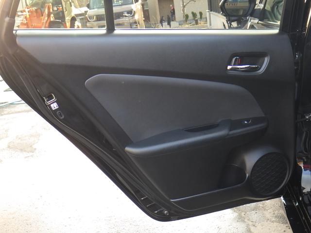 プリウス Ｓセーフティプラス　横滑り防止装置　エアバッグ　フルタイム４ＷＤ　ＡＢＳ　キーレスエントリー　オートハイビーム　オートエアコン　クルコン　盗難防止装置　スマ－トキ－　パワーステアリング　オートライト　パークアシスト（22枚目）