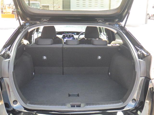 プリウス Ｓセーフティプラス　横滑り防止装置　エアバッグ　フルタイム４ＷＤ　ＡＢＳ　キーレスエントリー　オートハイビーム　オートエアコン　クルコン　盗難防止装置　スマ－トキ－　パワーステアリング　オートライト　パークアシスト（30枚目）