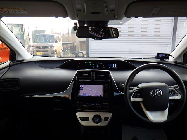 プリウス Ｓセーフティプラス　横滑り防止装置　エアバッグ　フルタイム４ＷＤ　ＡＢＳ　キーレスエントリー　オートハイビーム　オートエアコン　クルコン　盗難防止装置　スマ－トキ－　パワーステアリング　オートライト　パークアシスト（31枚目）