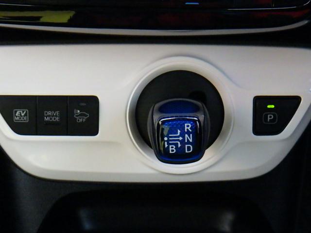 プリウス Ｓセーフティプラス　横滑り防止装置　エアバッグ　フルタイム４ＷＤ　ＡＢＳ　キーレスエントリー　オートハイビーム　オートエアコン　クルコン　盗難防止装置　スマ－トキ－　パワーステアリング　オートライト　パークアシスト（36枚目）