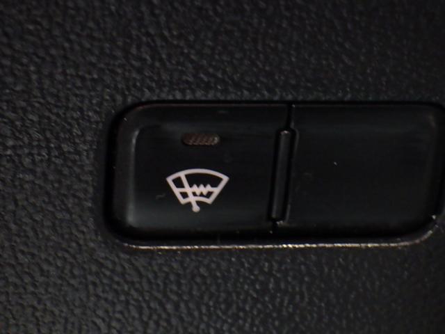 プリウス Ｓセーフティプラス　横滑り防止装置　エアバッグ　フルタイム４ＷＤ　ＡＢＳ　キーレスエントリー　オートハイビーム　オートエアコン　クルコン　盗難防止装置　スマ－トキ－　パワーステアリング　オートライト　パークアシスト（44枚目）