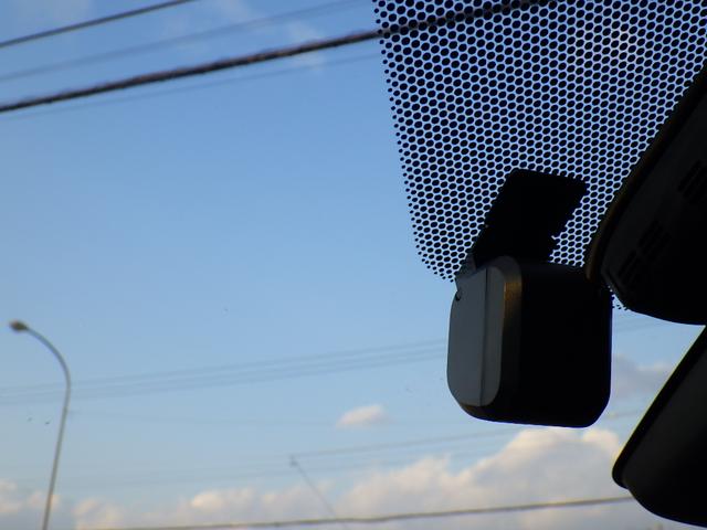 プリウス Ｓセーフティプラス　横滑り防止装置　エアバッグ　フルタイム４ＷＤ　ＡＢＳ　キーレスエントリー　オートハイビーム　オートエアコン　クルコン　盗難防止装置　スマ－トキ－　パワーステアリング　オートライト　パークアシスト（46枚目）