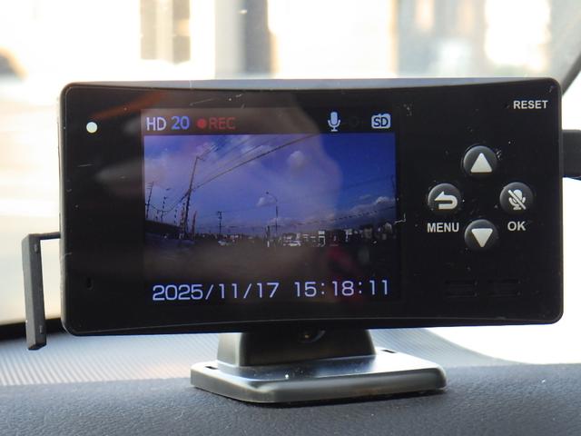 プリウス Ｓセーフティプラス　横滑り防止装置　エアバッグ　フルタイム４ＷＤ　ＡＢＳ　キーレスエントリー　オートハイビーム　オートエアコン　クルコン　盗難防止装置　スマ－トキ－　パワーステアリング　オートライト　パークアシスト（47枚目）