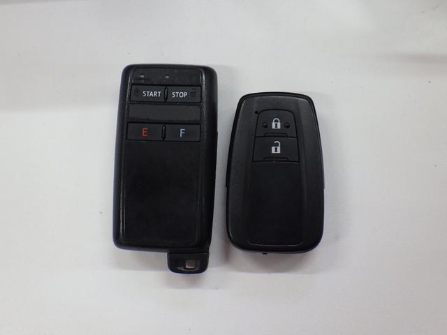 プリウス Ｓセーフティプラス　横滑り防止装置　エアバッグ　フルタイム４ＷＤ　ＡＢＳ　キーレスエントリー　オートハイビーム　オートエアコン　クルコン　盗難防止装置　スマ－トキ－　パワーステアリング　オートライト　パークアシスト（49枚目）