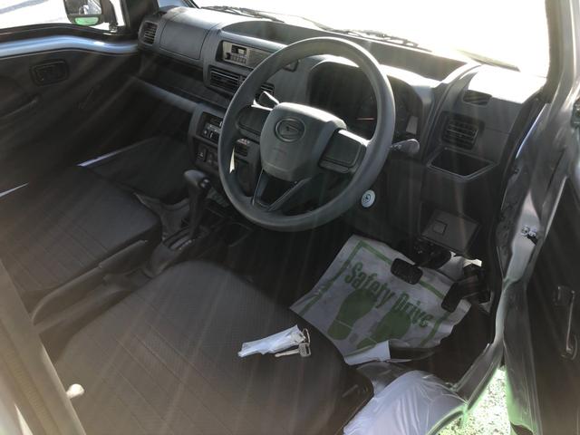 スタンダード 4WD CVT スマートアシスト AM/FMラジオ エアコン パワーステアリング 用品マット・バイザー・ナンバーフレーム・荷台マット・ゲートプロテクター・テールゲートチェーン付(3枚目)