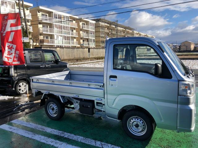 スタンダード 4WD CVT スマートアシスト AM/FMラジオ エアコン パワーステアリング 用品マット・バイザー・ナンバーフレーム・荷台マット・ゲートプロテクター・テールゲートチェーン付(10枚目)