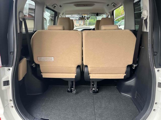 ノア ハイブリッドＸ　純正９型ナビ　ドライブレコーダー　ＥＴＣ　バックカメラ　ナビ　両側スライド・片側電動　オートライト　ＬＥＤヘッドランプ　スマートキー　３列シート　ＣＶＴ　アルミホイール　盗難防止システム（15枚目）